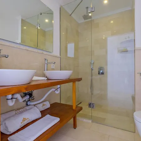 Highclere And (adults Only) ファラリア