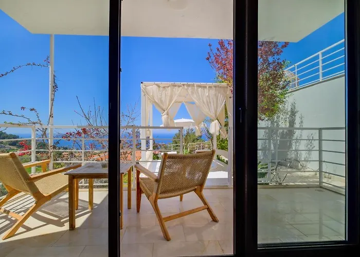 Highclere And (adults Only) פאראליה