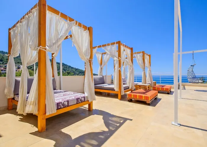 Highclere And (adults Only) 3* פאראליה